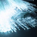 DSL-Tarife vergleichen blaue-glasfaser-mit-ethernet-kabeln