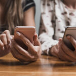 Handy-Partnerverträge vorderansichthaende-die-mitteilungen-an-den-telefonen-schreiben