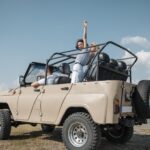 Mietwagen Preisvergleich freunde-die-spass-beim-reisen-mit-dem-auto-haben